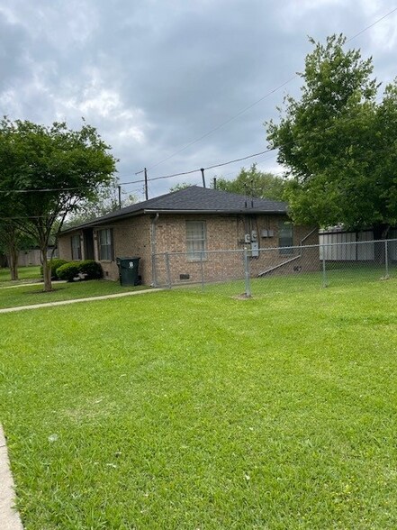 Building Photo - 108 Hardy St