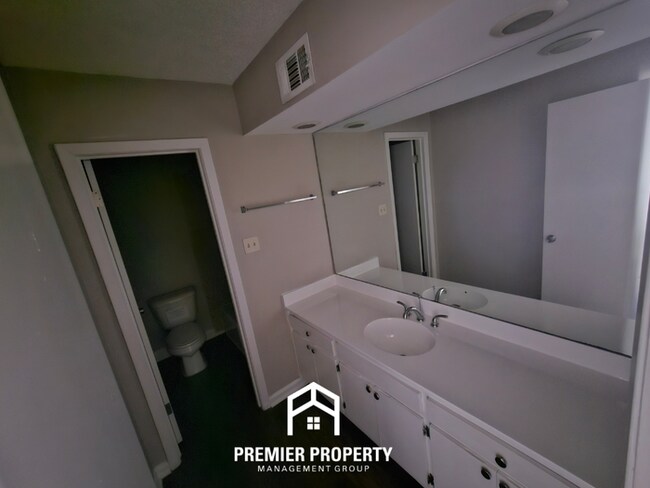 Building Photo - Spacious 4BR/3BA Memphis Home w/ Vaulted Ceilings, Hardwood Floors & 2-Car Garage