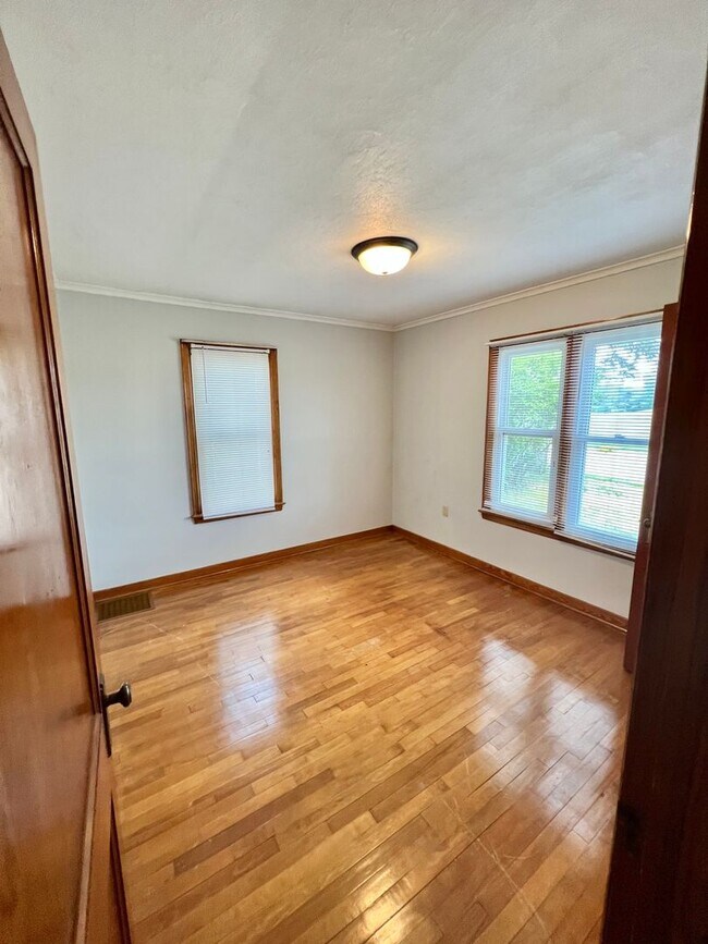 Building Photo - Spacious 2 Bedroom 1 Bath Single Family Home With Central Air- Available Now!
