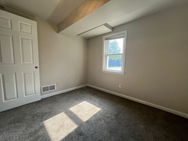 Building Photo - Beautifully updated 3-bedroom, 1-bath twin...