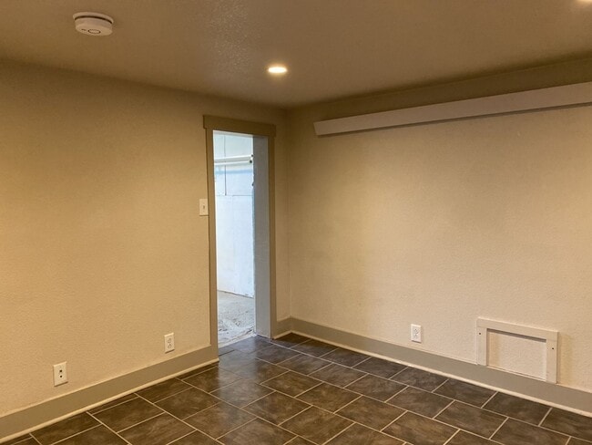 Building Photo - STUDENTS WELCOME! Charming 3 Bed 2 Bath Single Family Home in Old Town