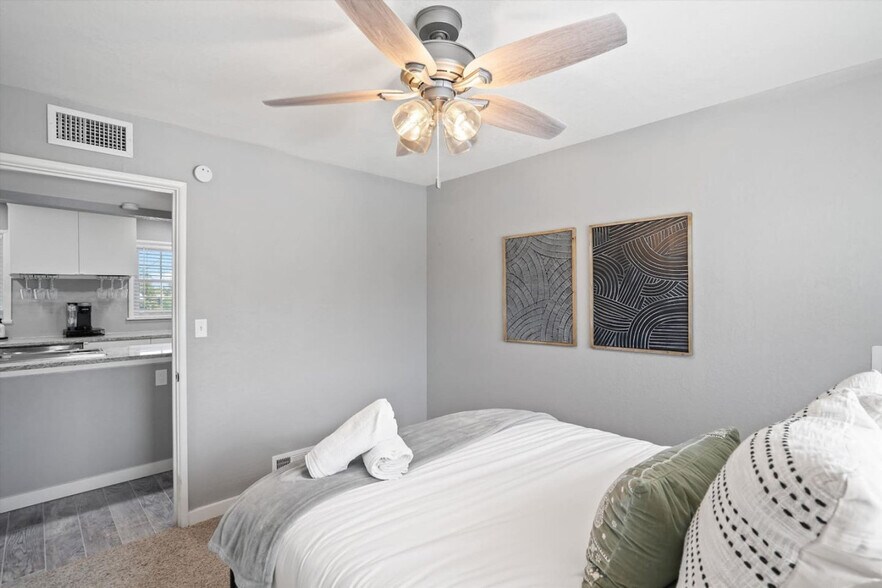 Building Photo - 2764 N Warren Ave