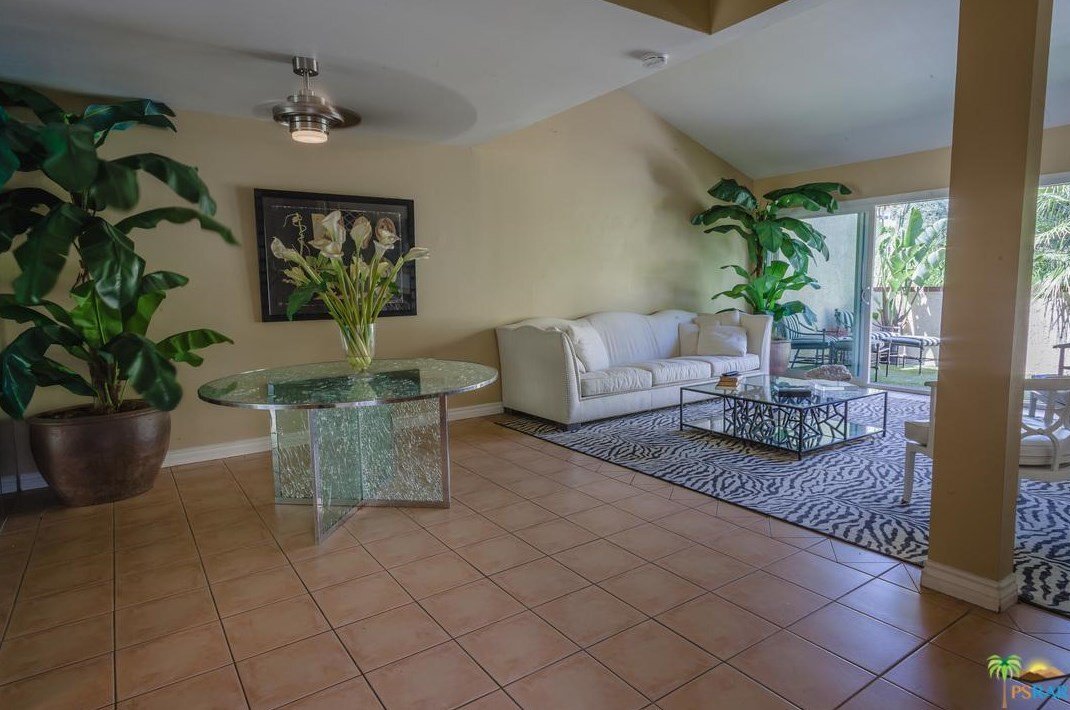 Building Photo - 2600 S Palm Canyon Dr