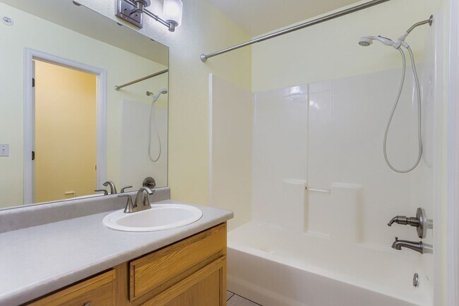 Building Photo - Check out this 2 bed 3 1/2 bath NOW!