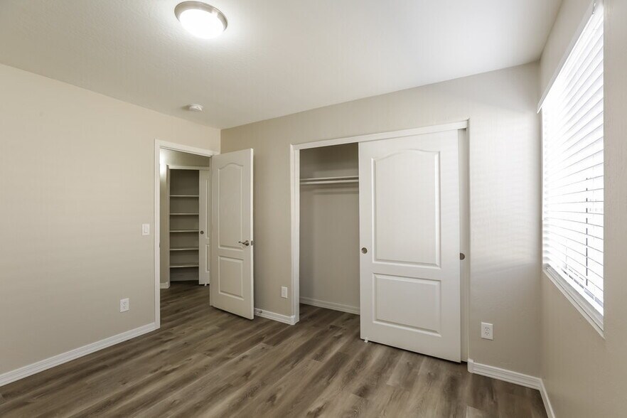 Building Photo - 1105 E Blackhawk Dr