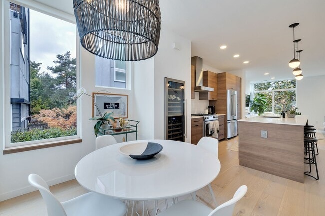 Building Photo - Modern stylish Madison Valley home