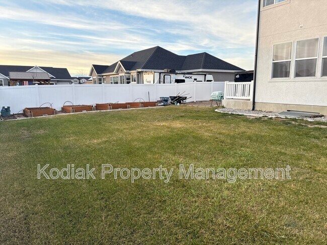 Building Photo - 1439 W Stable St