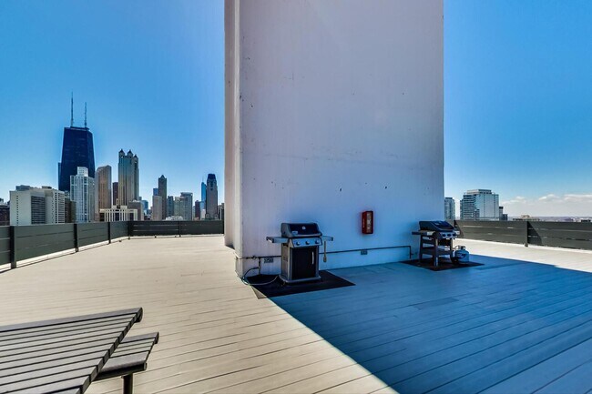 Building Photo - 1300 N Astor St