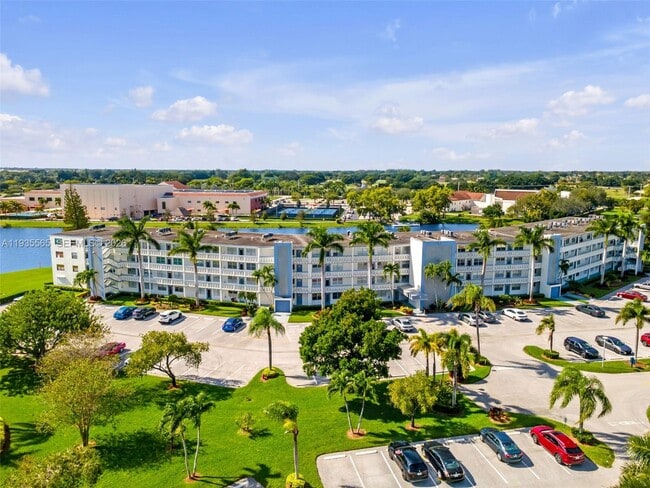 Building Photo - 4025 Yarmouth E