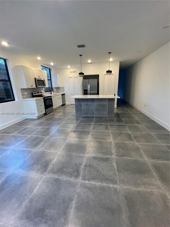 Building Photo - 2737 SW 2nd St