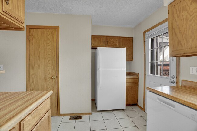 Building Photo - $2,300.00, stunning 2-bedroom, 2-bathroom ...