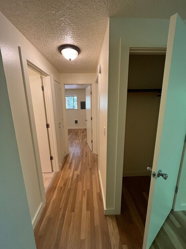 Building Photo - Hardwoods, granite countertops, parking, c...