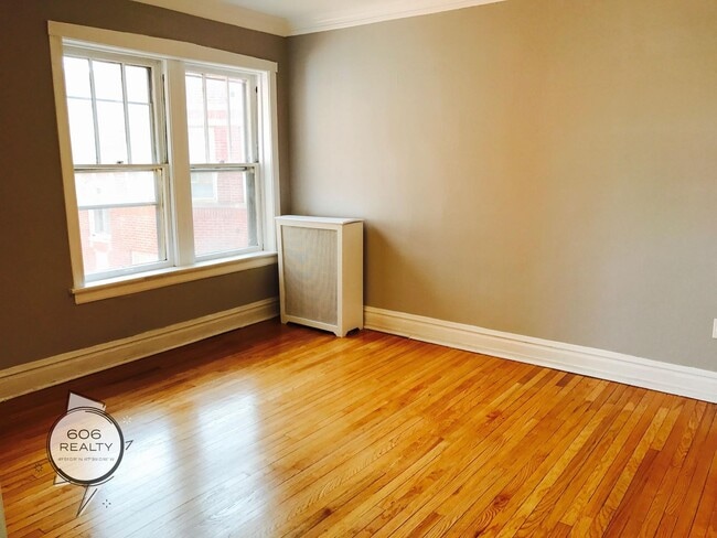 Building Photo - Old Irving Park Apts for Rent!