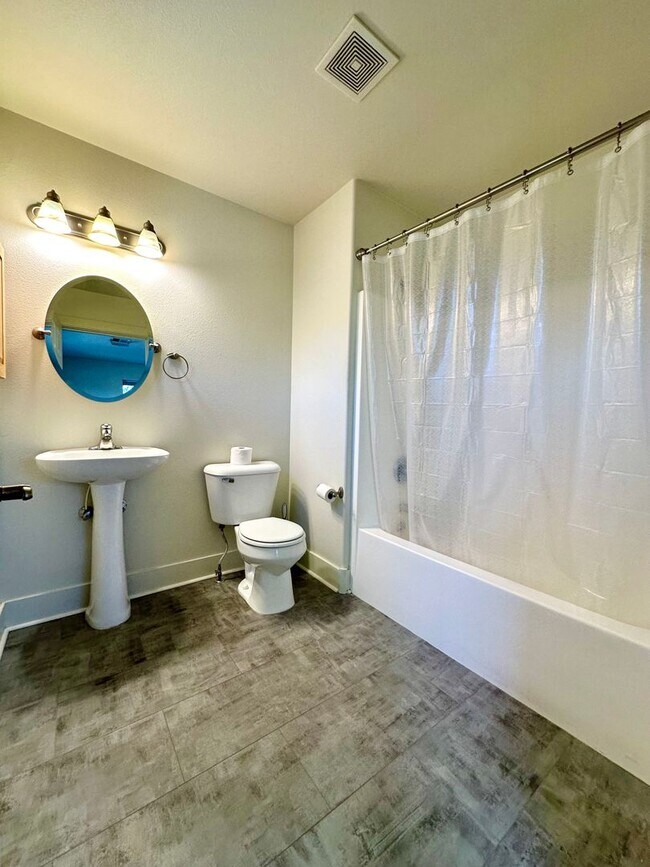 Building Photo - 1889 NW Monterey Pines Dr