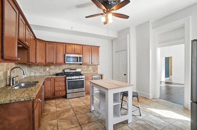 Building Photo - Two Bedroom in Newport!