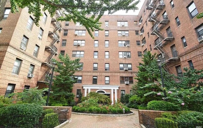 Building Photo - 67-35 Yellowstone Blvd