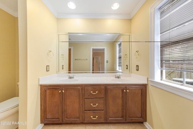 Building Photo - 403 Phoenix Dr