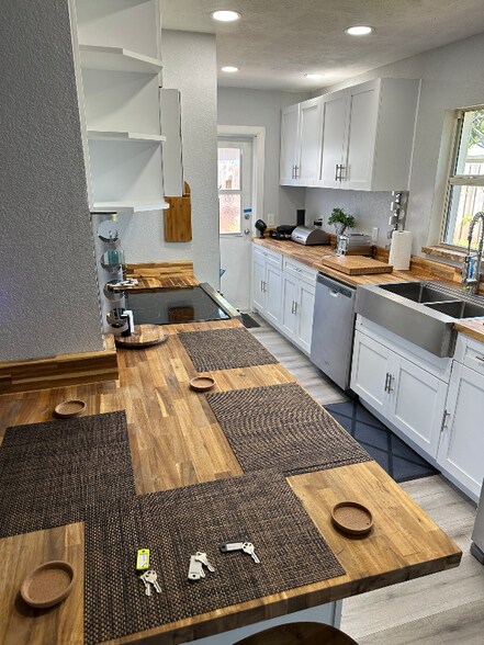 Building Photo - 1203 N Saturn Ave