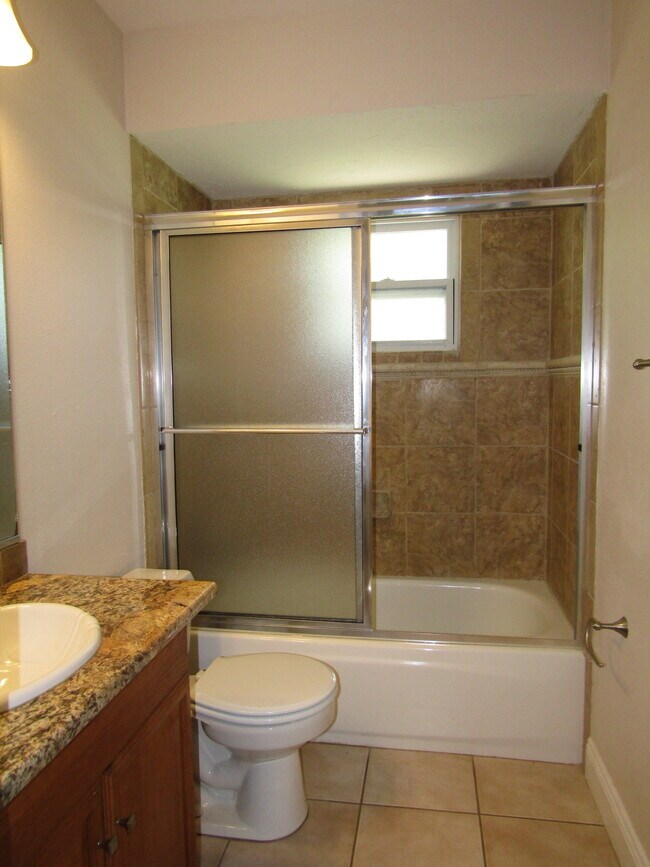 Building Photo - 2624 Valencia Rd