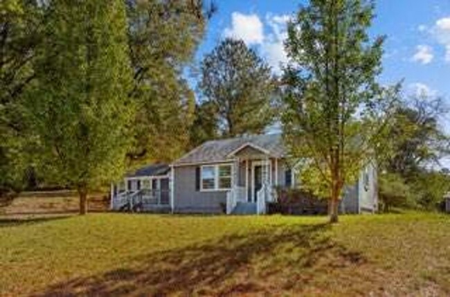 Building Photo - Beautifully Renovated 4 Bedroom 2 Bath Hom...