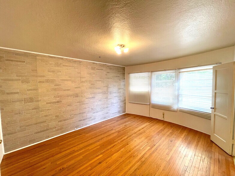 Building Photo - 1700 Don Carlos Ave