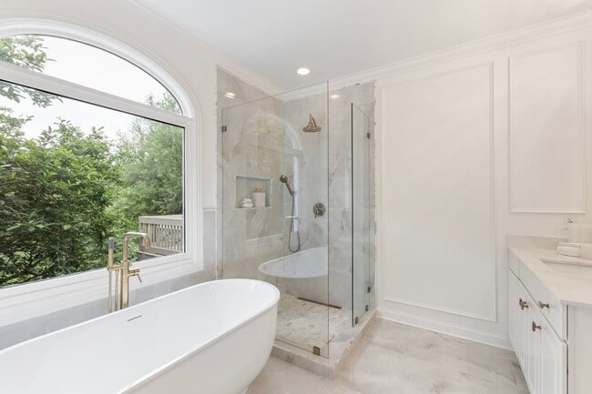 Building Photo - Luxury Furnished Home