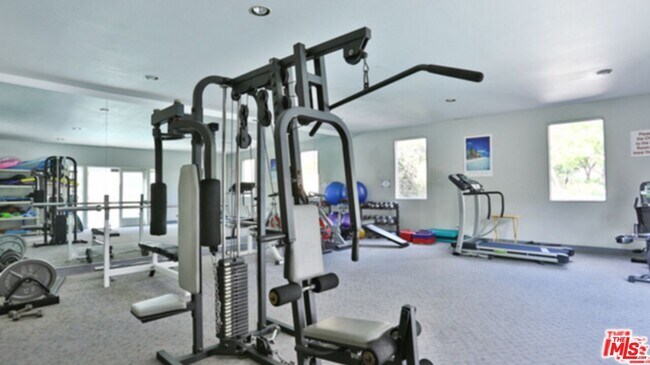 Building Photo - 2222 Beachwood Dr