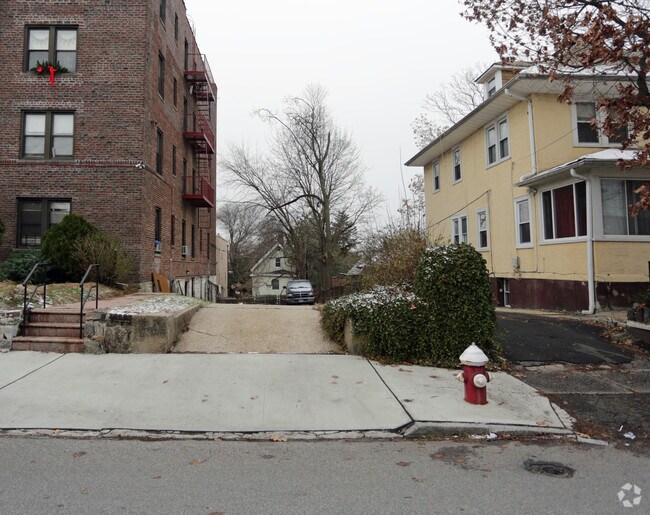 Building Photo - 16 Rochelle Ter