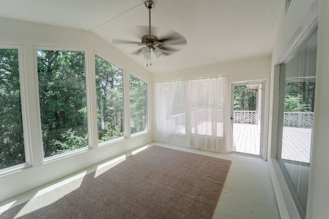 Building Photo - 4 bed, 3 bath, home with privet sunroom off master.