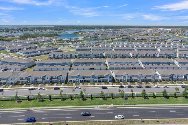 Building Photo - Luxurious Townhome in Lake Nona - A Perfec...