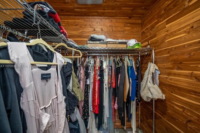 Building Photo - 9520 E Broadview Dr