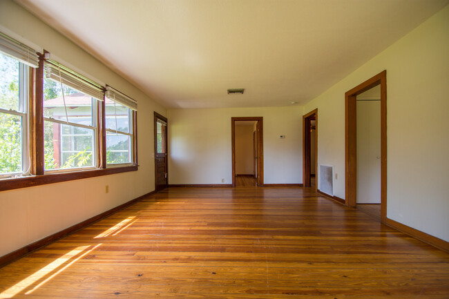 Building Photo - 3 Bed 2 Bath Home w/ Hardwood Floors and L...