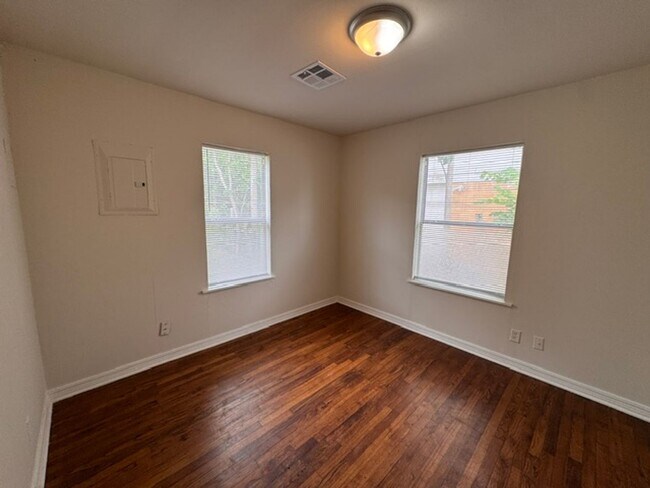 Building Photo - 2 bed 1 bath huge outdoor space and one car garage in Norman!