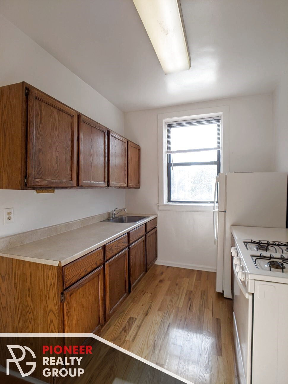 Building Photo - 822 W Waveland Ave