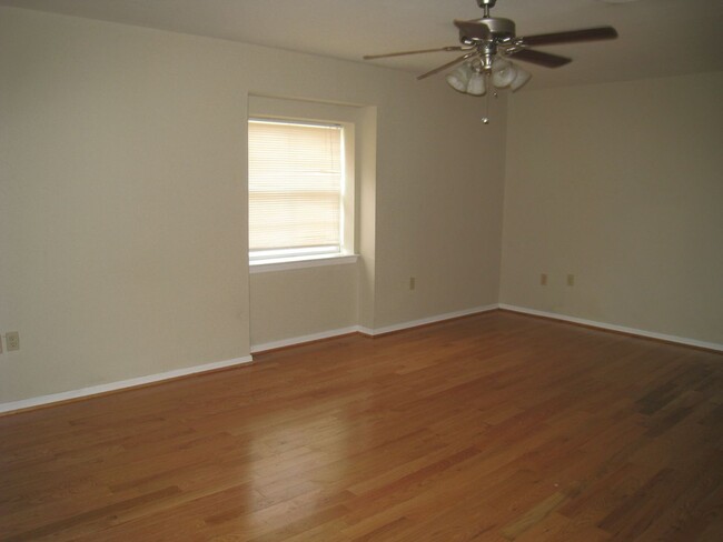 Building Photo - Townhome in Lake View