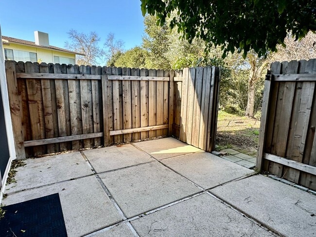 Building Photo - Bright and Spacious 2-Bedroom Condo in Gol...