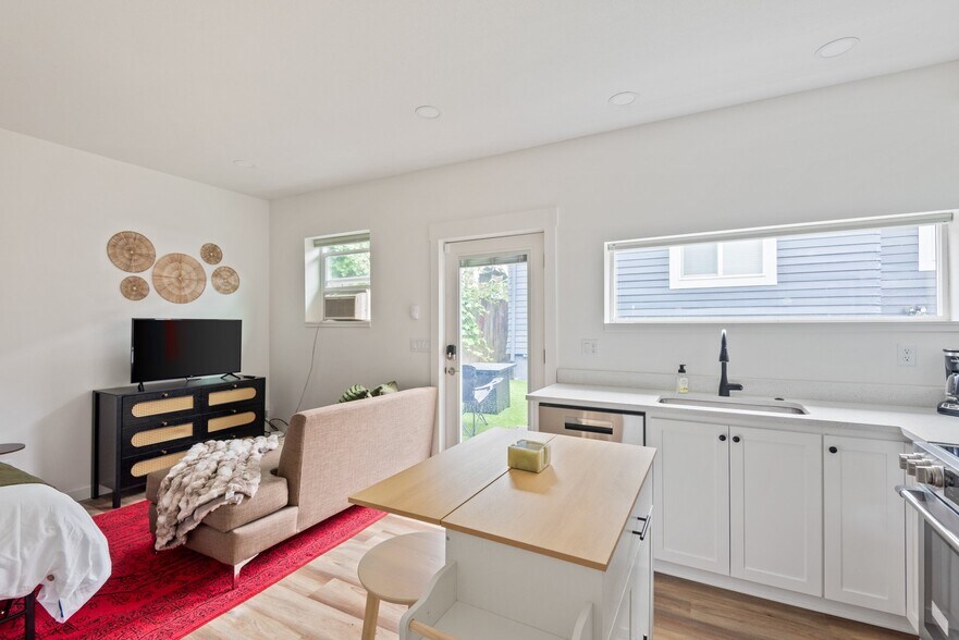 Building Photo - 5764 NE Garfield Ave.