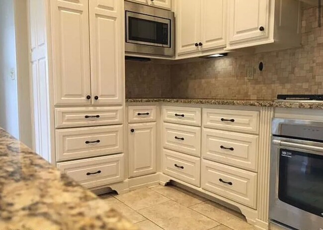 Building Photo - 4-bedroom, 3.5-bathroom home AVAILABLE NOW!