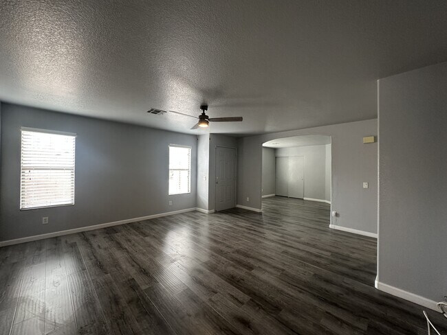 Building Photo - 10911 Vallerosa St