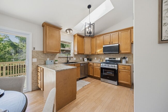 Building Photo - 3261 5 Oaks Dr