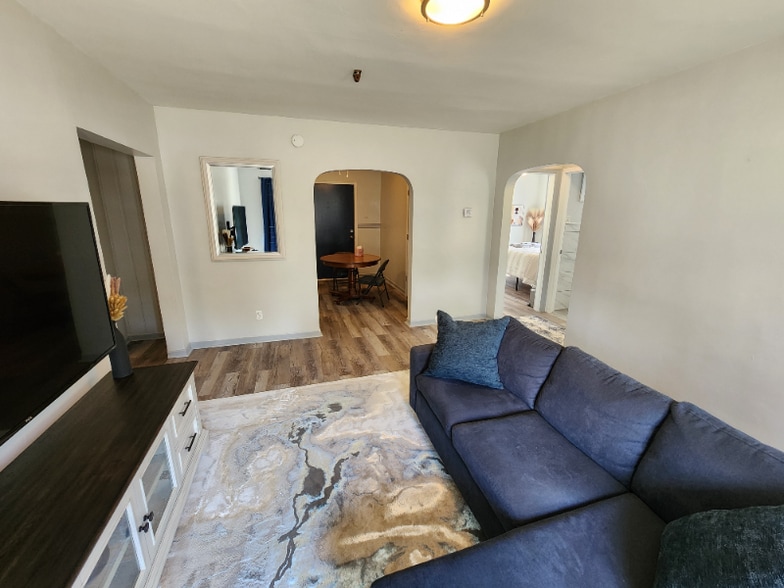 Building Photo - 626 N Oliver St