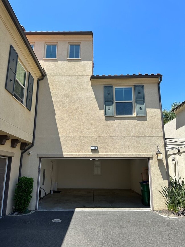 Building Photo - Stunning Portola Springs 3 Bed 3 Bath Condo