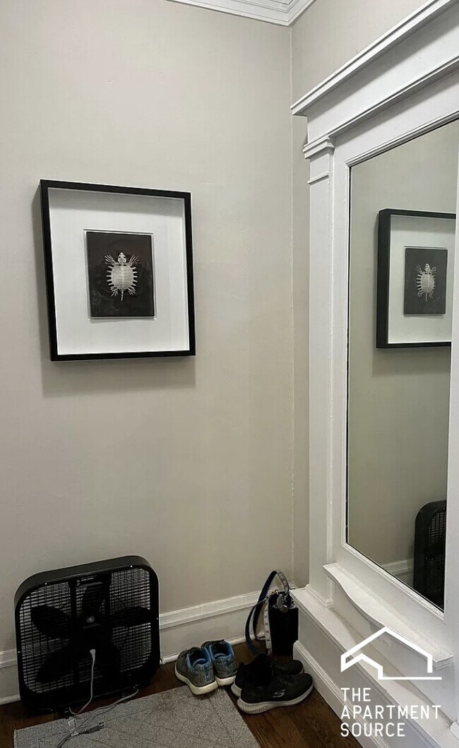 Building Photo - 1437 W Carmen Ave