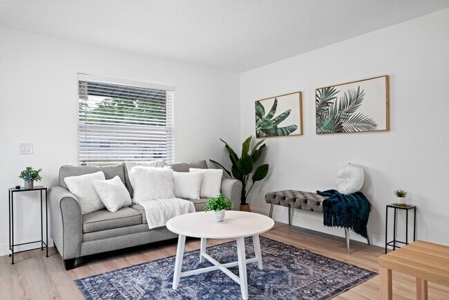 Building Photo - Stylish Tranquil duplex - Near Belleair Beach