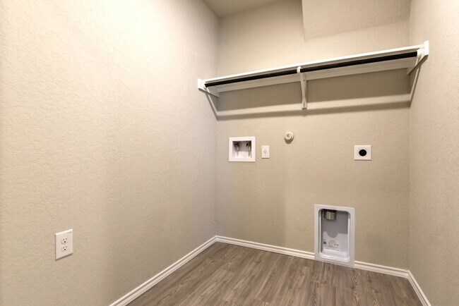 Building Photo - NEAR GOLF COURSE  |  3 BEDROOMS  |  2 BATH...