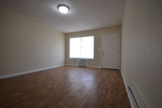 Building Photo - Bolivar MO 2 Bed 1 Bath Apartment