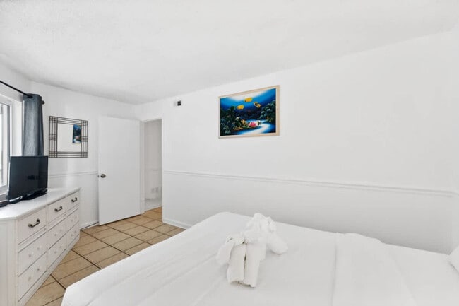 Building Photo - 8815 Thomas Dr