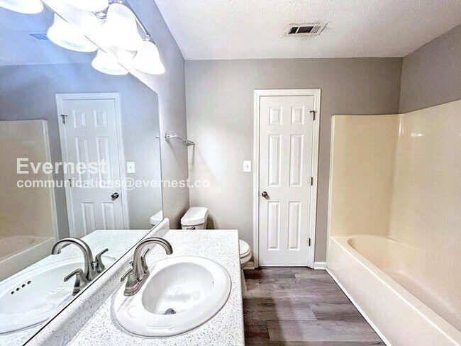 Building Photo - Limited Time Special Offer / 5 Bed, 3.5 Bath Home with Attached Garage / Pet-Friendly / Vouchers ...