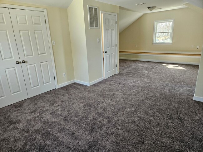 Building Photo - Adorable renovated 3 bedroom 2 full bath home