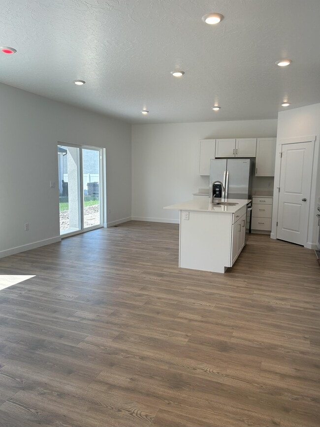 Building Photo - 613 N Pear Dr